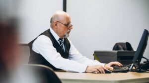 Responsable de réseau comparant la performance de plusieurs ateliers automobiles