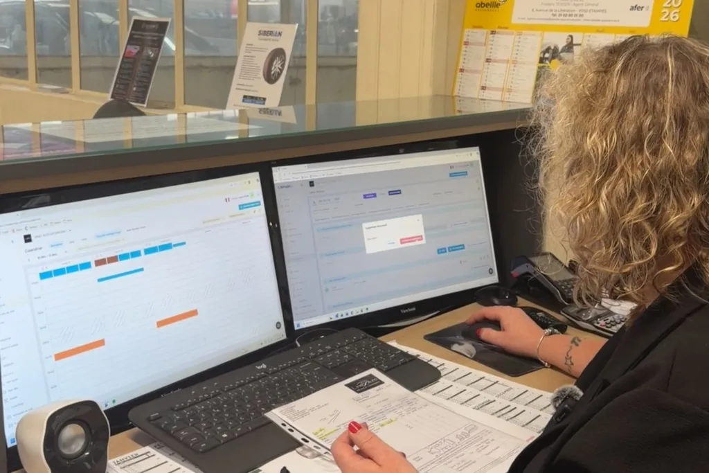 Carrossier gérant un dossier de sinistre sur un logiciel de gestion d'atelier