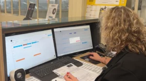 Carrossier gérant un dossier de sinistre sur un logiciel de gestion d'atelier
