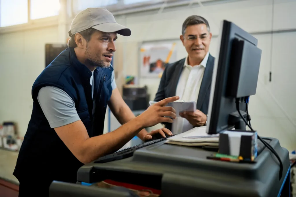 Poste de gestion d'atelier automobile avec des outils connectés entre eux