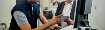Poste de gestion d'atelier automobile avec des outils connectés entre eux