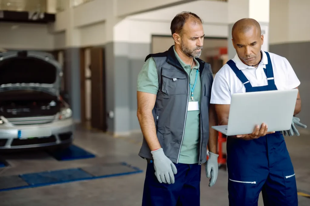 Écran de facturation en atelier automobile relié à la comptabilité, du chiffrage à l'écriture comptable
