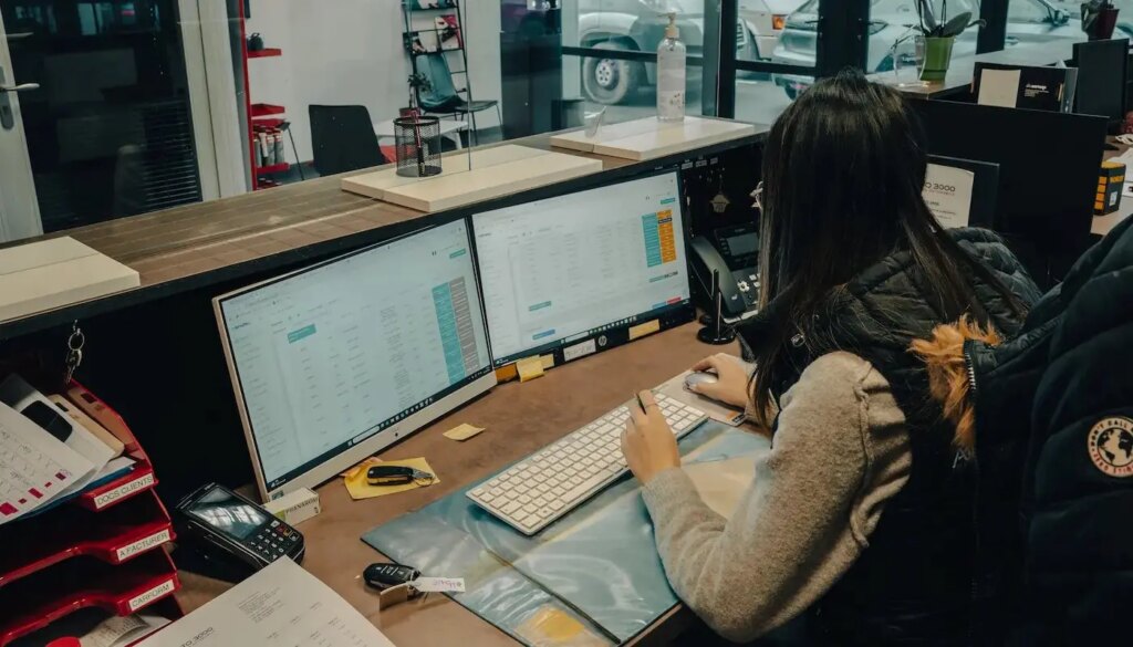 Choisir un logiciel de carrosserie ne se résume pas au prix. Voici les 5 critères qui font vraiment la différence au quotidien dans un atelier.