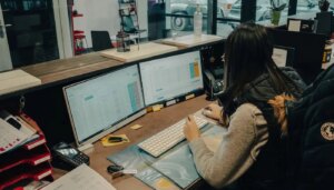 Choisir un logiciel de carrosserie ne se résume pas au prix. Voici les 5 critères qui font vraiment la différence au quotidien dans un atelier.